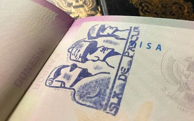 Фото сувенирная виза в паспорте острова Пасхи