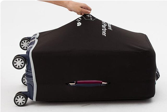 Фото демонстрирующее эластичность ткани чехлов для чемодана интернет-магазина в Отпуск.